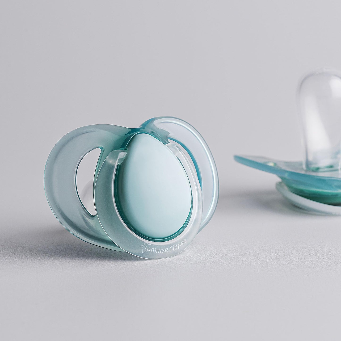 Tommee Tippee Night Time Pacifier, 6-18 Months, BPA-Free Binkies, Glow in The Dark Technology