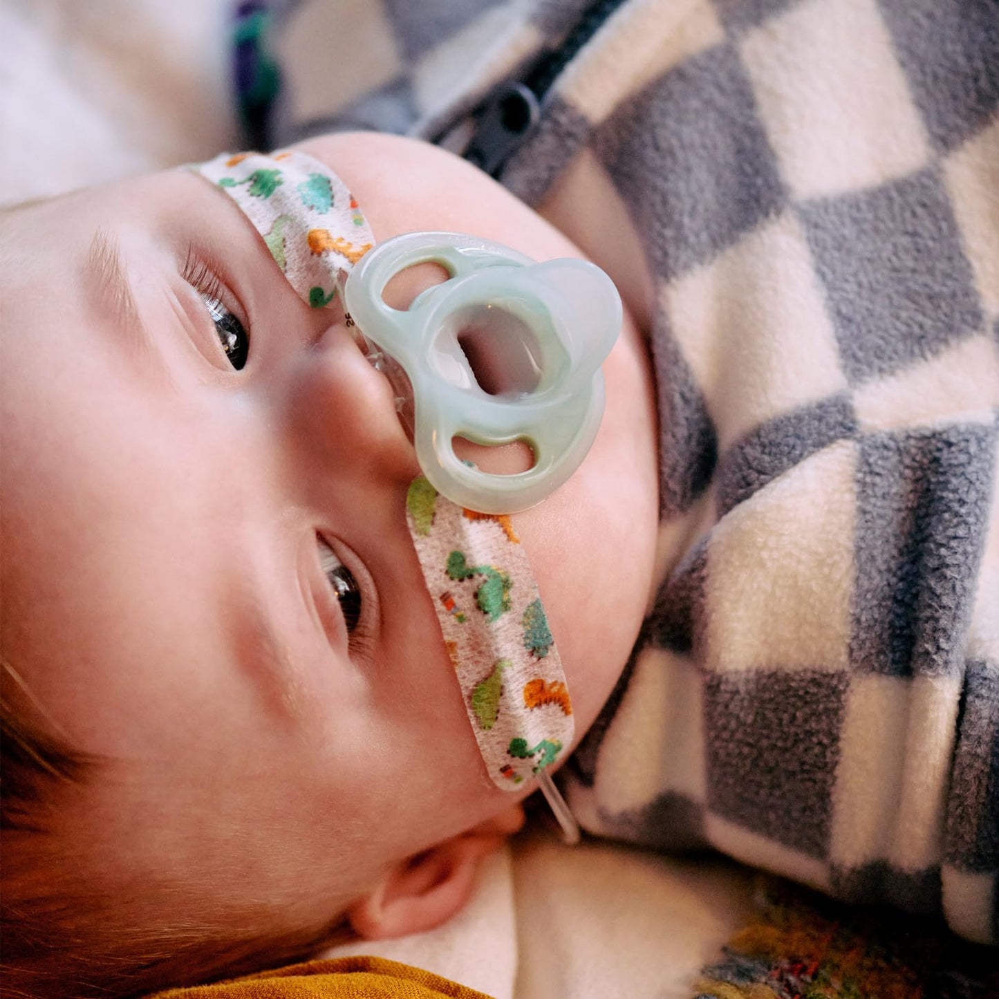 Tommee Tippee Ultra-Light Silicone Pacifier, 0-6 Months Pack of 4