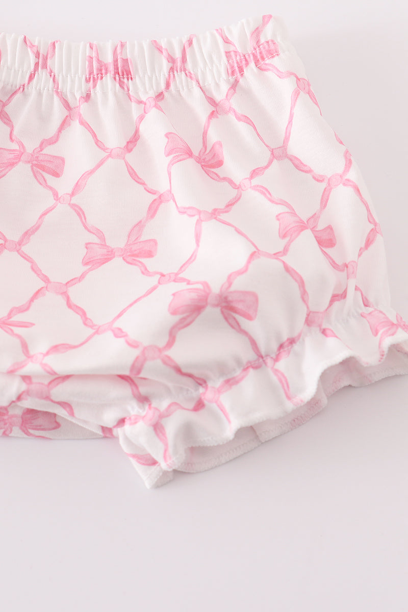Pink lattice pattern on a white background
