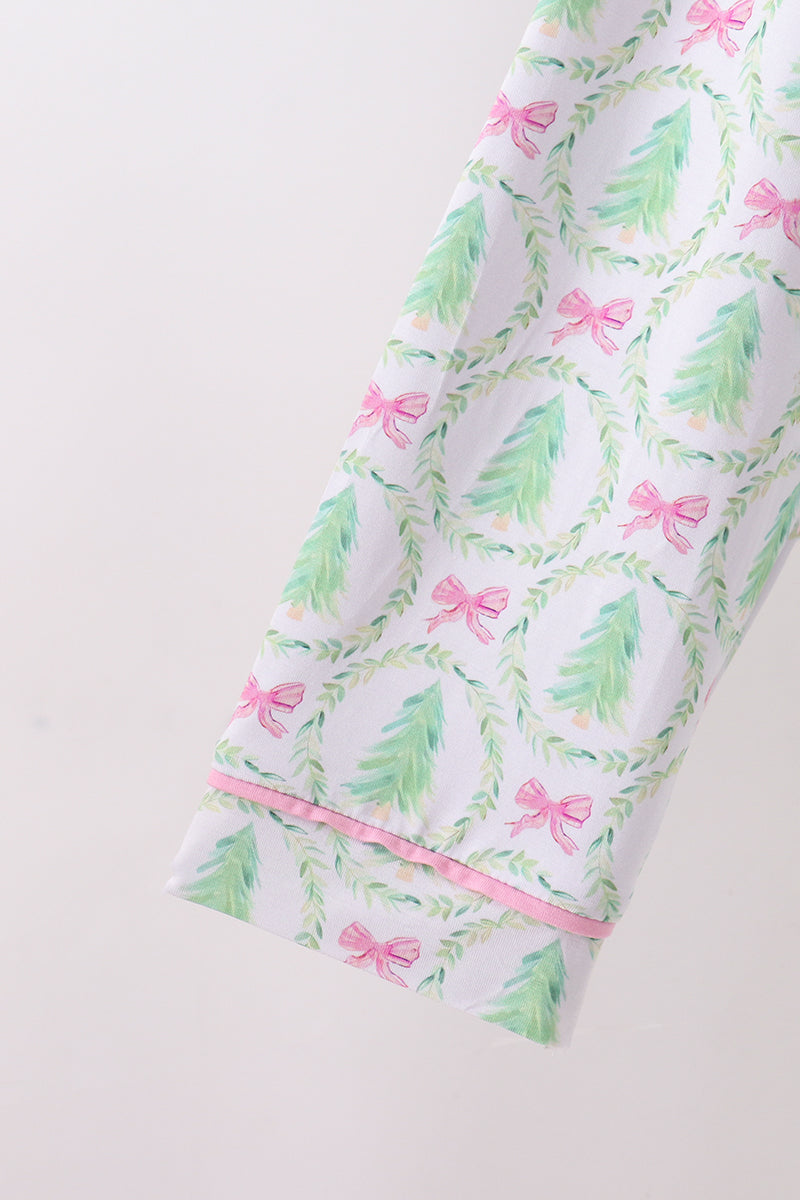 Children's leggings with a festive pattern of trees and bows on a white background