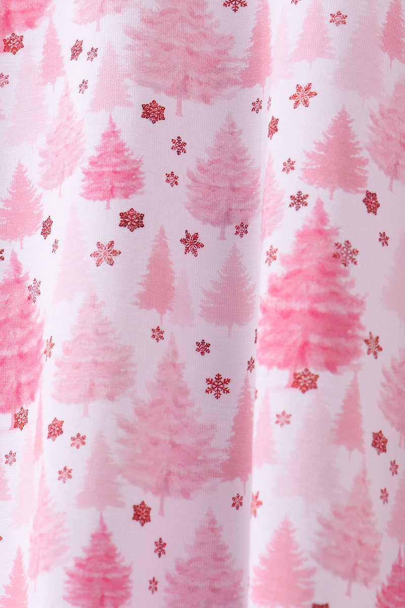 Pink Christmas tree and snowflake pattern on a white background